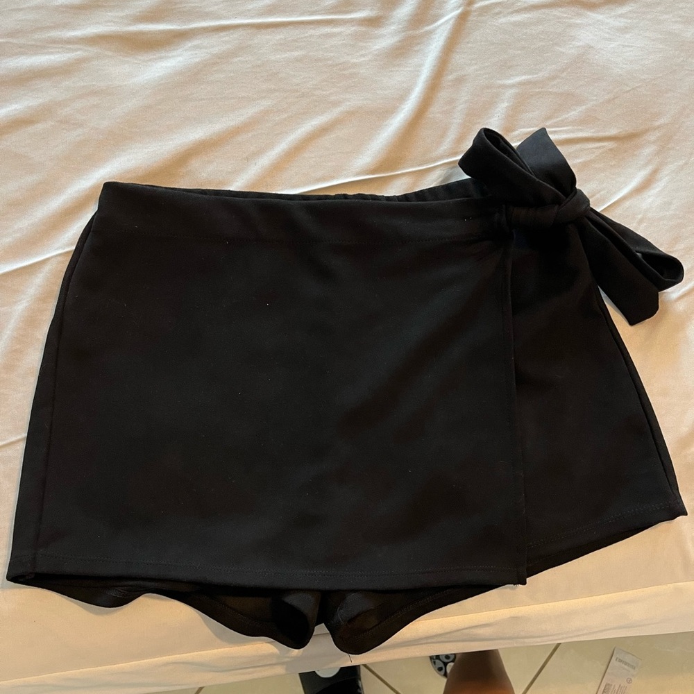 Black skort
